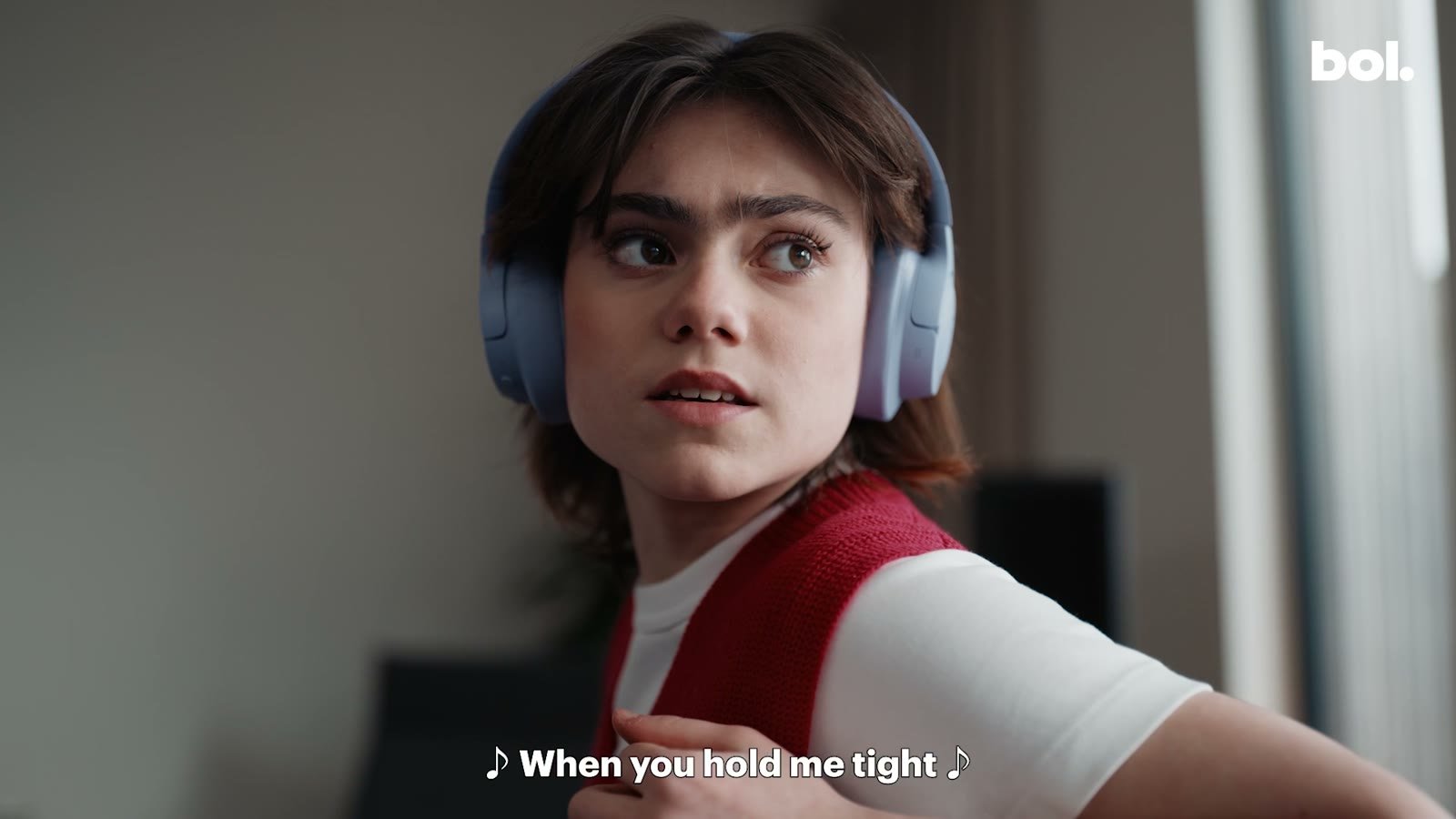 Jingle cost: a girl wearing headphones while the song plays in a Bol TV commercial