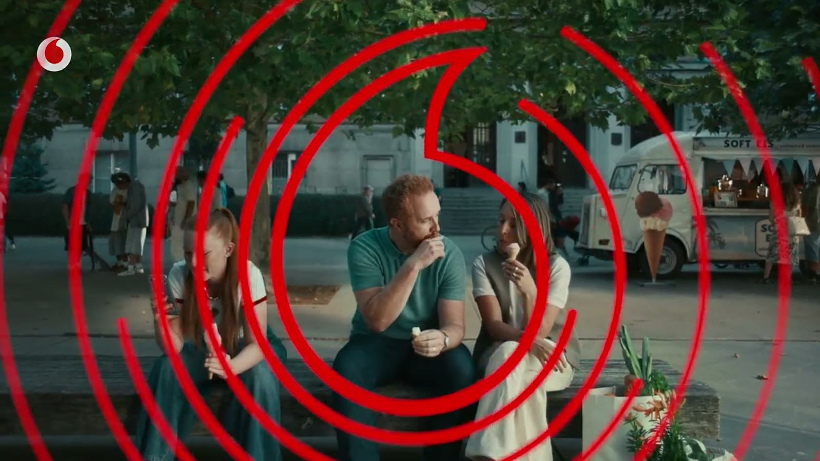 Sound design for commercials: red sound rings over a family on a bench in a Vodafone Germany TV commercial
